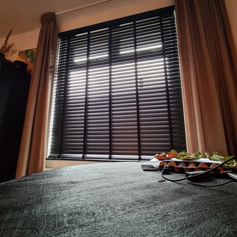 Een voorbeeld van onze thermische overgordijnen die comfort en stijl toevoegen aan elk interieur